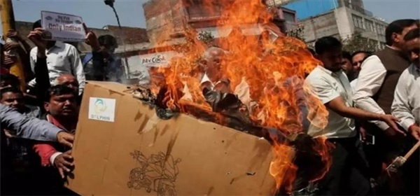 印度阿三又闹事！竟大肆焚烧中国商品促政府提高关税