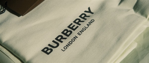 大牌logo也玩替身文学？Burberry骑着他的战马杀回来了！