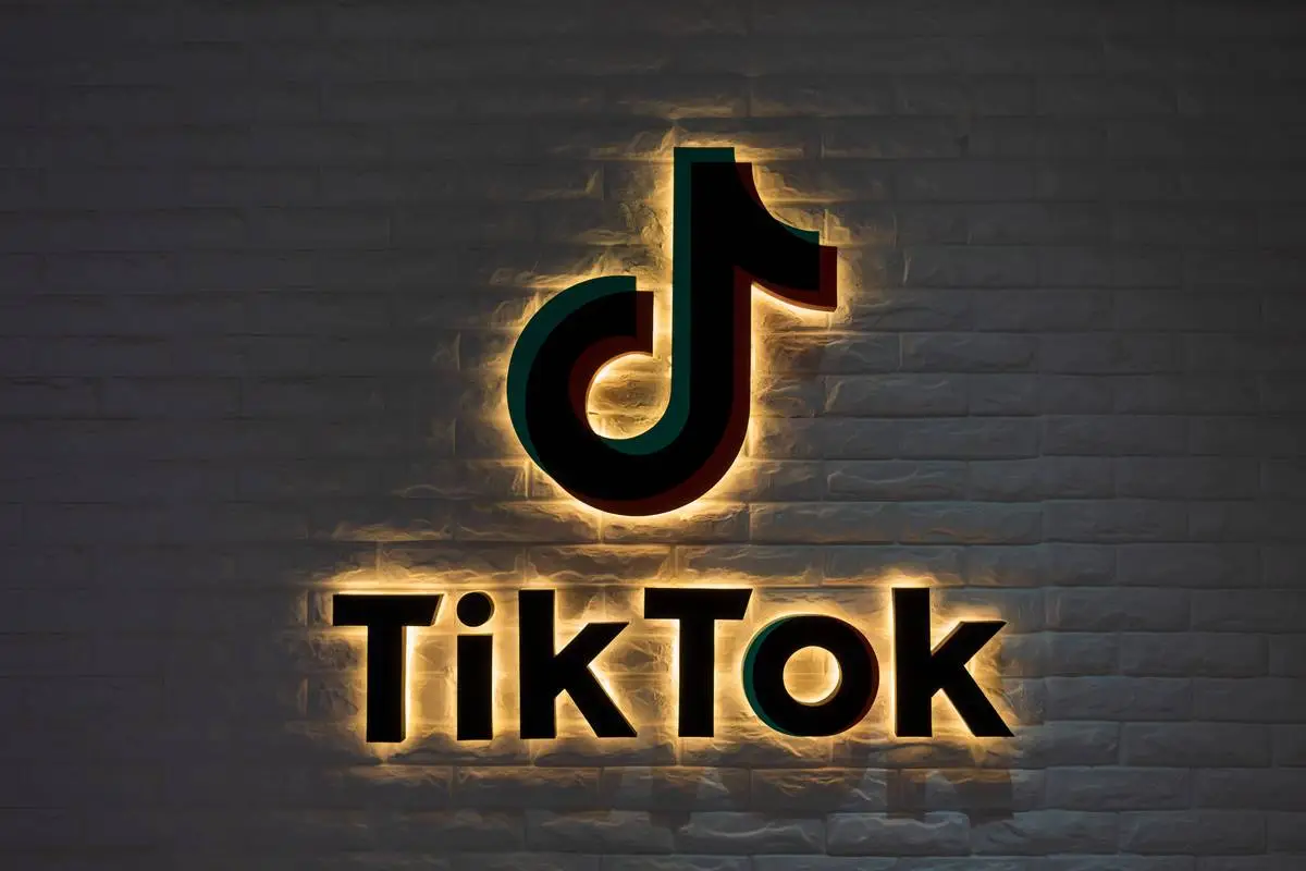 泰坦潜艇”玩具走红TikTok，Temu打骨折在卖